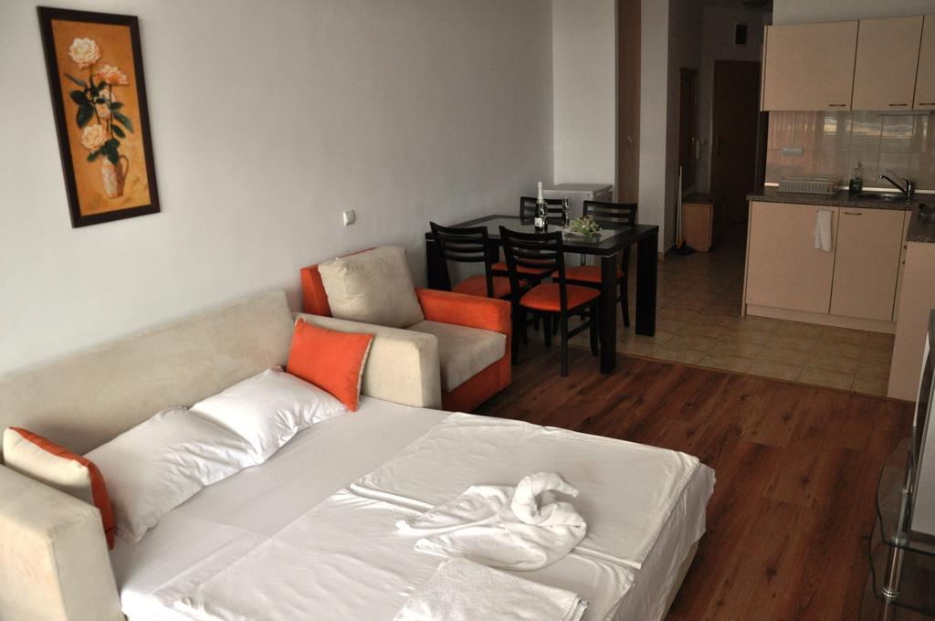 Tomi Family Apartments Pantai Sunny Ruang foto