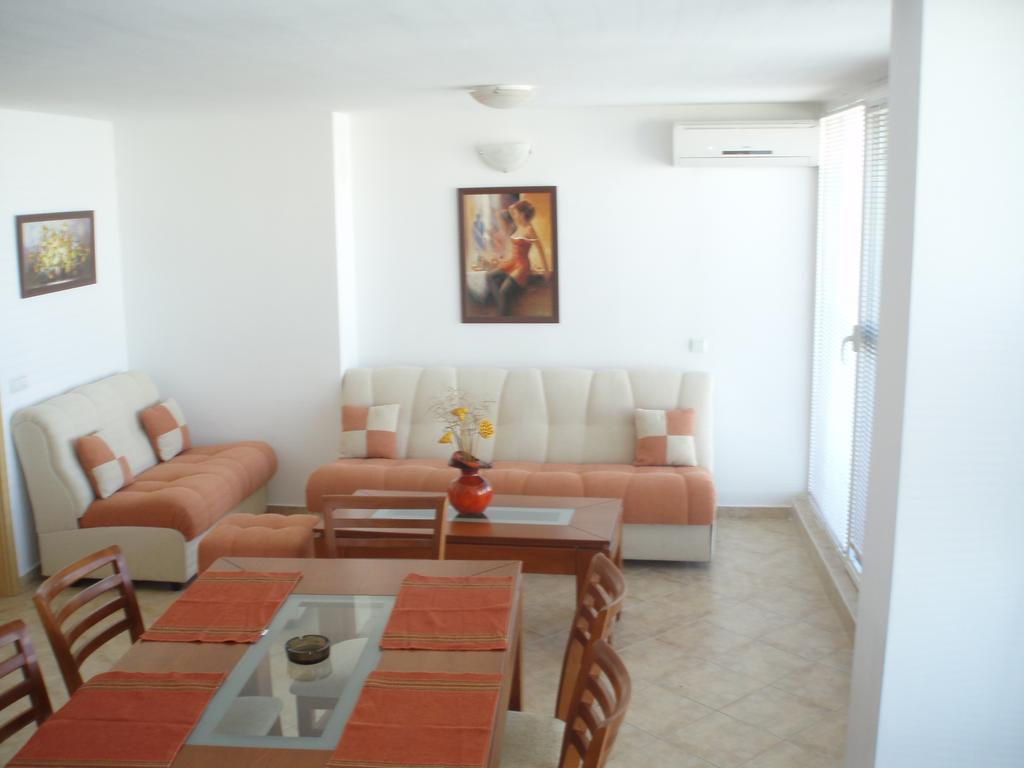Tomi Family Apartments Pantai Sunny Ruang foto